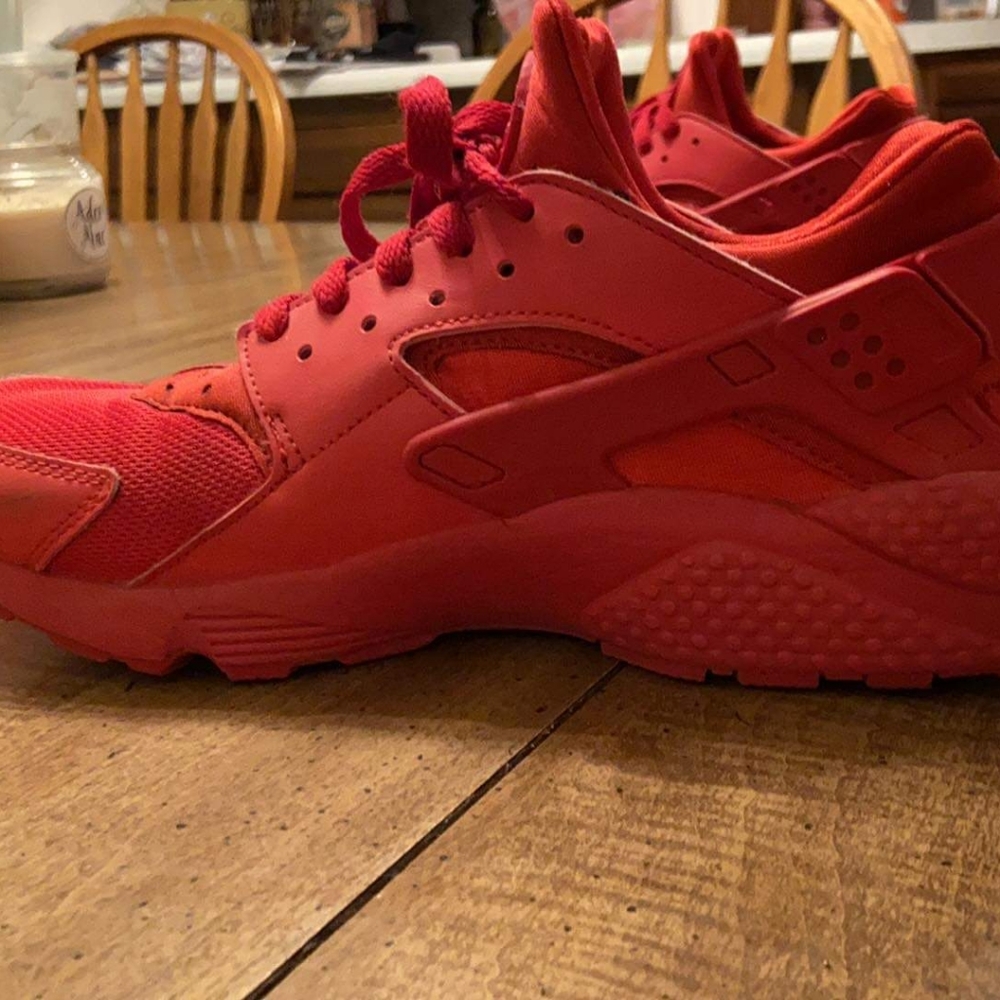 Men's size 8.5 Nike red Huaraches